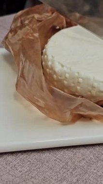  Çeşitli beyaz peynir çeşitleri ve ahşap parçalarıyla kıtır kıtır taze ekmek. Yüksek kalite 8K görüntü