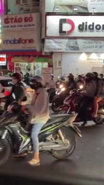 Vietnam 'da birçok insan motosiklet sürüyor, yoğun motosiklet trafiği var. Vietnam Ho Chi Minh Şehri 07.24.2024 
