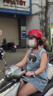 Vietnam 'da birçok insan motosiklet sürüyor, yoğun motosiklet trafiği var. Vietnam Ho Chi Minh Şehri 07.24.2024 