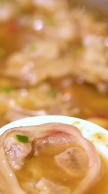 Vietnam usulü domuz budu Bun Gio domuz budu vermicelli. Beyaz vermicelli şehriye, kemik ve yağlı domuz eti olan bir sürü Vietnamlı insan..