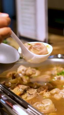 Vietnam usulü domuz budu Bun Gio domuz budu vermicelli. Beyaz vermicelli şehriye, kemik ve yağlı domuz eti olan bir sürü Vietnamlı insan..