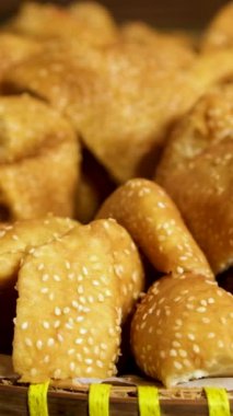 Geleneksel Vietnam tatlıları. Susamlı çörek pişirmek, tereyağlı tavada kızartılmış Vietnamlı susamlı çörekler. Yüksek kaliteli FullHD görüntüler