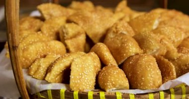 Geleneksel Vietnam tatlıları. Susamlı çörek pişirmek, tereyağlı tavada kızartılmış Vietnamlı susamlı çörekler. Yüksek kaliteli FullHD görüntüler