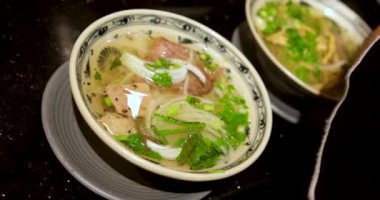 Açık büfe çorbası sahte Vietnam Pho Noodles Sıcak Çorba Mutfağı. Yüksek kaliteli FullHD görüntüler