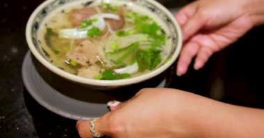 Açık büfe çorbası sahte Vietnam Pho Noodles Sıcak Çorba Mutfağı. Yüksek kaliteli FullHD görüntüler
