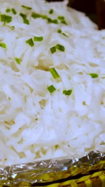 Tayland usulü pirinç unlu şehriye ya da haşlanmış pirinç eriştesi. Yüksek kaliteli FullHD görüntüler