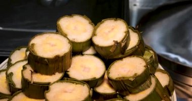 Yeni yıl pastası Vietnam büfesi yeni yıl pirinç keki palmiye yaprağında bezelye ve et dilimi ile gri tabakta. tet