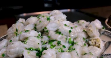 Bir sürü dondurulmuş Dim Sum yakın çekim makrosu. Götürmek için yiyecek. Çin tatlıları. Bir kafede yemek. Dim meblağları pirinç unundan yapılan şeffaf hamurdan yapılır..