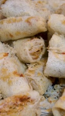 Turistler, gece pazarında pirinç kağıdı ya da banh trang ile börek hazırlayıp yiyorlar. Geleneksel Vietnam yemeği, Asya mutfağı. Kapatın. pirinç kağıdı ruloları