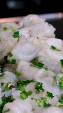 Bir sürü dondurulmuş Dim Sum yakın çekim makrosu. Götürmek için yiyecek. Çin tatlıları. Bir kafede yemek. Dim meblağları pirinç unundan yapılan şeffaf hamurdan yapılır..