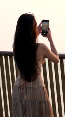 Öpüşme köprüsü Vietnamlılar için yeni köprü öpüşmek içindir. Genç Asyalı kız yürüyen saç üfleyen güzel bej rengi sandaletler yüksek topuklu ayakkabılar giyen gezgin