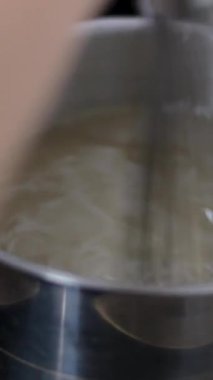 Kepli ve peynirli suşi, aşama aşama pişmiş rulo suşi. Yakından yemek pişirir. Bir şef suşi yapar ve pirinç, kırmızı balık, avokado ve Philadelphia peynirinden rulo yapar.. 