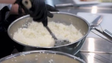 Kepli ve peynirli suşi, aşama aşama pişmiş rulo suşi. Yakından yemek pişirir. Bir şef suşi yapar ve pirinç, kırmızı balık, avokado ve Philadelphia peynirinden rulo yapar.. 