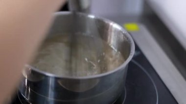 Kepli ve peynirli suşi, aşama aşama pişmiş rulo suşi. Yakından yemek pişirir. Bir şef suşi yapar ve pirinç, kırmızı balık, avokado ve Philadelphia peynirinden rulo yapar.. 