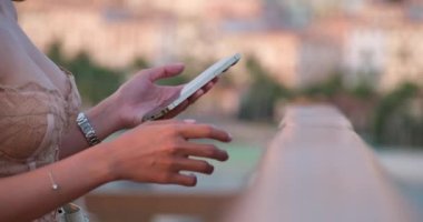 Şehir caddesinde ışık dolu duran akıllı telefonu kullanarak yöneticiye odaklan. Akıllı telefon yöneticisi kullanan bir kadın akıllı telefon kullanıyor sosyal medya paylaşımı, online alışveriş, izleme görüntüleri..