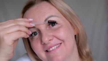 Makro Göz Manzarası. Kirpikleri mürekkeple boyamak. Macro Manzarası. Makyaj Konsepti. tarak kirpikleri