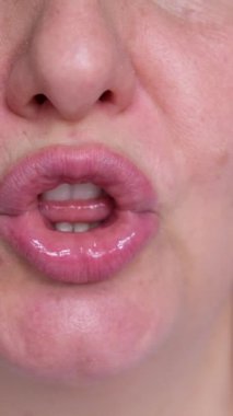 Güzel genç bir kadın agresif bir şekilde bağırıyor, sinirli, sinirli, öfkeli ya da sinirli görünüyor, hayır diye bağırıyor. Yüksek kalite 4k görüntü