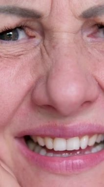 Şaşkınlık nahoş bir sürpriz yayılır parmaklarınız genişler gözbebekleriniz büyür göz bebekleriniz der ki hoşnutsuzluk kırışıklıklarınız kırışır. Yüksek kalite 4k görüntü