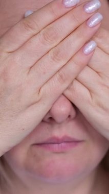 Görme yeteneği olan biri için göz egzersizi yapmak, yoga ve pranayam 'dan sonra avuçlarını ovuşturmak ve gözlerini kapatmak. Avuç içlerini ovuşturmak, onları gözlere yerleştirmek gözleri gevşetiyor.
