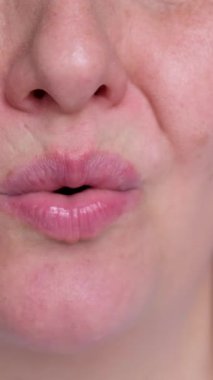 Dudaklarının ne olduğunu sorunca şaşırdım. Hangi sinirli kız hangi gif loop 'u soruyor? Yüksek kalite 4k görüntü