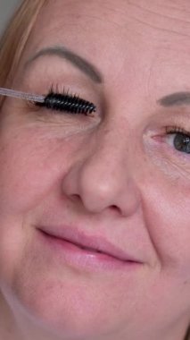 Makro Göz Manzarası. Kirpikleri mürekkeple boyamak. Macro Manzarası. Makyaj Konsepti. tarak kirpikleri