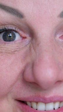 Avuç içleriyle saklambaç oyna, avuçlarını aç, gülümse, yetişkin kadın kameraya bakıp gülüyor, beyaz dişlere gülüyor. Yüksek kalite 4k görüntü