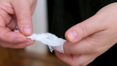 Bandajlı parmak, bandajsız bir parmak, bandajsız bir parmak. Yüksek kalite 4k görüntü