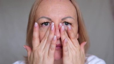 Güzel surat. Doğal makyajlı kadın yüzü. Genç ve güzel bir kadın taze nemlendirilmiş cilde dokunuyor. Deri bakımı konsepti. Yüze krem sür