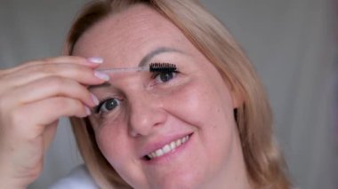 Makro Göz Manzarası. Kirpikleri mürekkeple boyamak. Macro Manzarası. Makyaj Konsepti. tarak kirpikleri