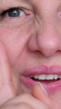 Gülümseyen Kadın Beyaz Arkaplanda Parmağını Sallıyor. Yüksek kalite 4k görüntü