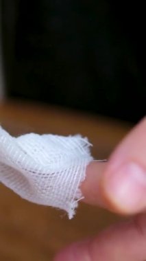 Deriden yara bandını sıyır. Parmaklar. İnsanları, yıkamayı, gerçek zamanlı ışığı, ilacı içeriyor. Parmağında dikiş izi var.