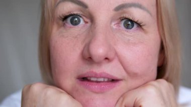 Güzel mutlu kadın kameraya bakıyor gülümseyen parmak sallıyor hayır, moda jesti ev mutfağında duruyor. Çekici orta yaşlı Asyalının mutlu bir yaşam tarzı var.. 