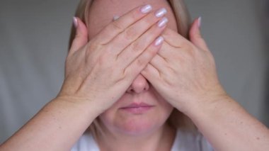 Görme yeteneği olan biri için göz egzersizi yapmak, yoga ve pranayam 'dan sonra avuçlarını ovuşturmak ve gözlerini kapatmak. Avuç içlerini ovuşturmak, onları gözlere yerleştirmek gözleri gevşetiyor.
