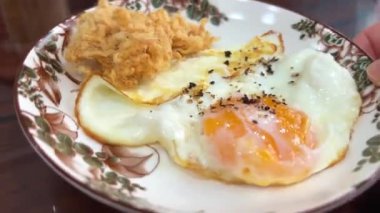 Kızarmış yumurtanın yanında kurutulmuş et ve Vietnam kahvaltısı. Yüksek kalite 4k görüntü