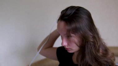 Güzellik salonunda genç bir kadın için Darsonval saç tedavi prosedürü yapan profesyonel bir güzellik uzmanı. Yüksek kalite 4k görüntü. 