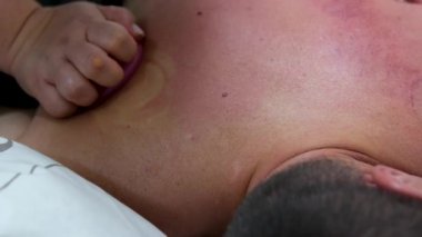 Kadın doktor rehabilitasyon terapisti erkek masajı için esneme hareketleri yapıyor. Omurgasını yerine oturtuyor. Hasta omurgasını kurtarıyor. Yüksek kalite 4k görüntü