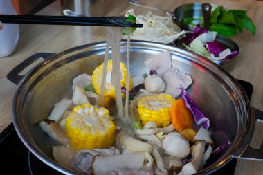 Tom Yam baharatlı çorba. Vietnam 'da hazır şehriye çorbası pişir. Masanın ortasında bir restoran aşçısında. Restoranda geleneksel Asya mutfağını pişir. Yüksek kalite 4k görüntü