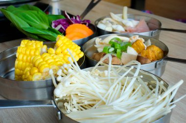 Tayland Çorbası için malzemeler. Operasyon görüşü. Tayland mutfağı seti. Restoranların dekorasyonu için yemek çanağı koleksiyonu. Kaeng thai.