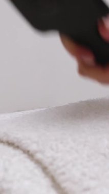 Hastalık sırasında akciğerlerindeki mukusu çıkarmak için derin doku masajı silahıyla sırt ve omuz masajı yapan mutlu ve rahat genç kıza vurarak. Sporcular için perküsyon masaj aleti. 