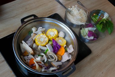 Tom Yam baharatlı çorba. Vietnam 'da hazır şehriye çorbası pişir. Masanın ortasında bir restoran aşçısında. Restoranda geleneksel Asya mutfağını pişir. Yüksek kalite 4k görüntü