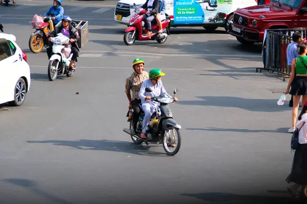 Hafta sonları taksi dinleniyor kutlama yürüyüşü yolda motosiklet trafiği güneşli şehir merkezi Vietnam Ho Chi Minh Şehri 10.2024
