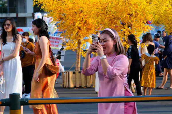 Hafta sonları taksi dinleniyor kutlama yürüyüşü yolda motosiklet trafiği güneşli şehir merkezi Vietnam Ho Chi Minh Şehri 10.2024