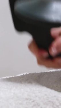 Hastalık sırasında akciğerlerindeki mukusu çıkarmak için derin doku masajı silahıyla sırt ve omuz masajı yapan mutlu ve rahat genç kıza vurarak. Sporcular için perküsyon masaj aleti. 