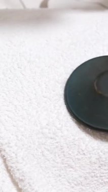 Hastalık sırasında akciğerlerindeki mukusu çıkarmak için derin doku masajı silahıyla sırt ve omuz masajı yapan mutlu ve rahat genç kıza vurarak. Sporcular için perküsyon masaj aleti. 