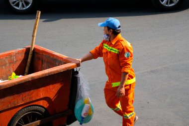 Hafta sonları taksi dinleniyor kutlama yürüyüşü yolda motosiklet trafiği güneşli şehir merkezi Vietnam Ho Chi Minh Şehri 10.2024