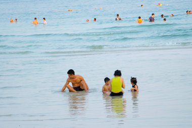 Sao plajı, Bai Sao, Güney Çin Denizi Günbatımı Phu Quoc adasındaki hayalet kasaba. Hızlı gelişen Avrupa kopyası. Muhteşem bir tatil yeri, Kien Giang vilayeti Phu Quoc Adası Vietnam 09.27.2024 