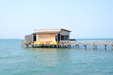 Pu quoc adasındaki balıkçı köyü Hint okyanusu güzel su yüzeyi balık çiftçiliği ahşap köprü evi olağanüstü vahşi doğanın zeminine karşı. Yüksek kalite 4k görüntü