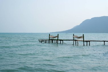 Balık çiftliği ahşap köprüsü okyanus Vietnam evi suyun üzerinde. Balık çiftliğinin güzel doğal manzarası. Turistik yerler 