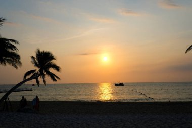 Balık çiftliği ahşap köprüsü okyanus Vietnam evi suyun üzerinde. Balık çiftliğinin güzel doğal manzarası. Turistik yerler 