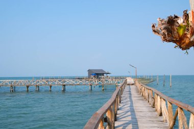 Balık çiftliği ahşap köprüsü okyanus Vietnam evi suyun üzerinde. Balık çiftliğinin güzel doğal manzarası. Turistik yerler 